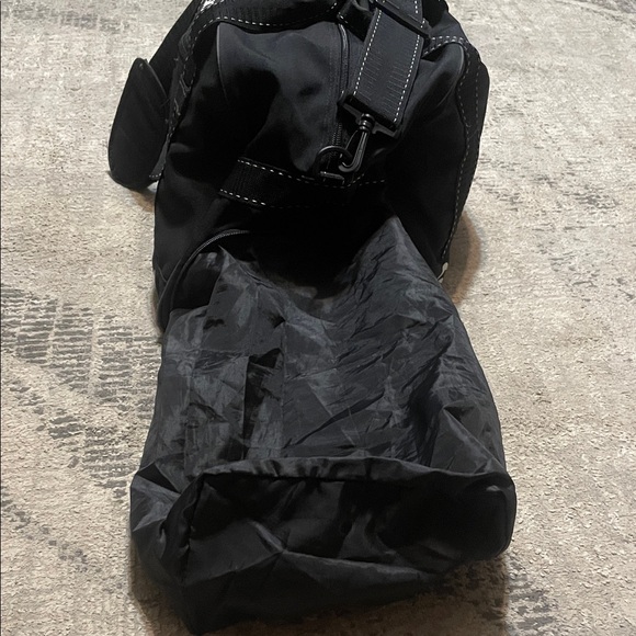 Large ASICS Black Duffel Bag for Volleyball including ASICS volleyball pads - Picture 3 of 16